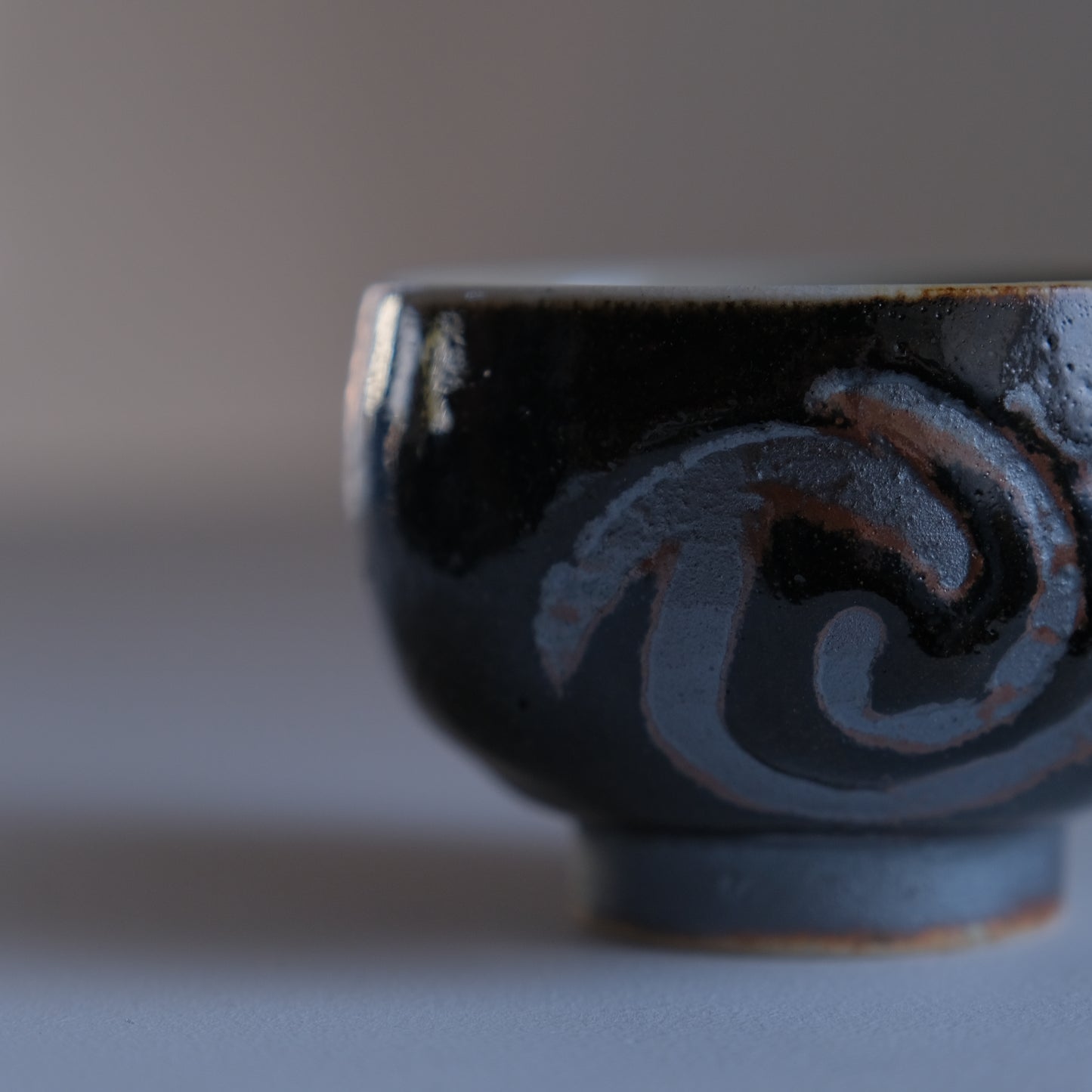 黒釉指描湯呑 / 志和地窯