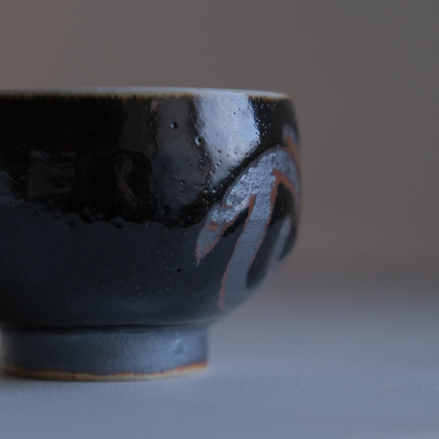 黒釉指描湯呑 / 志和地窯