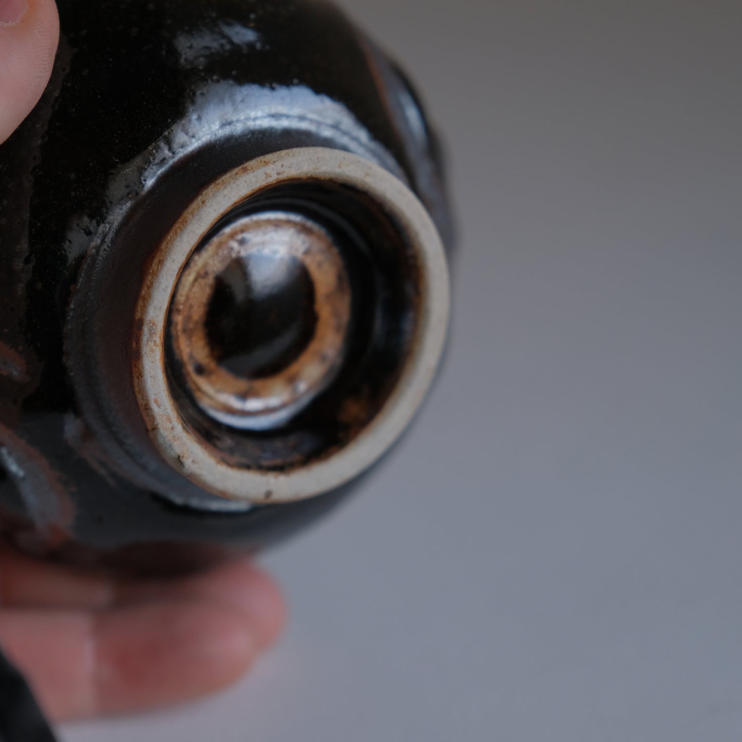 黒釉指描湯呑 / 志和地窯