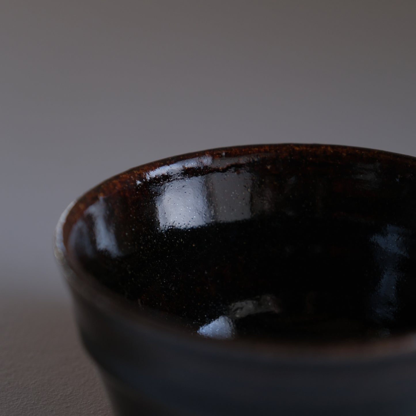 胴紐飴釉鉢 /沖塩明樹