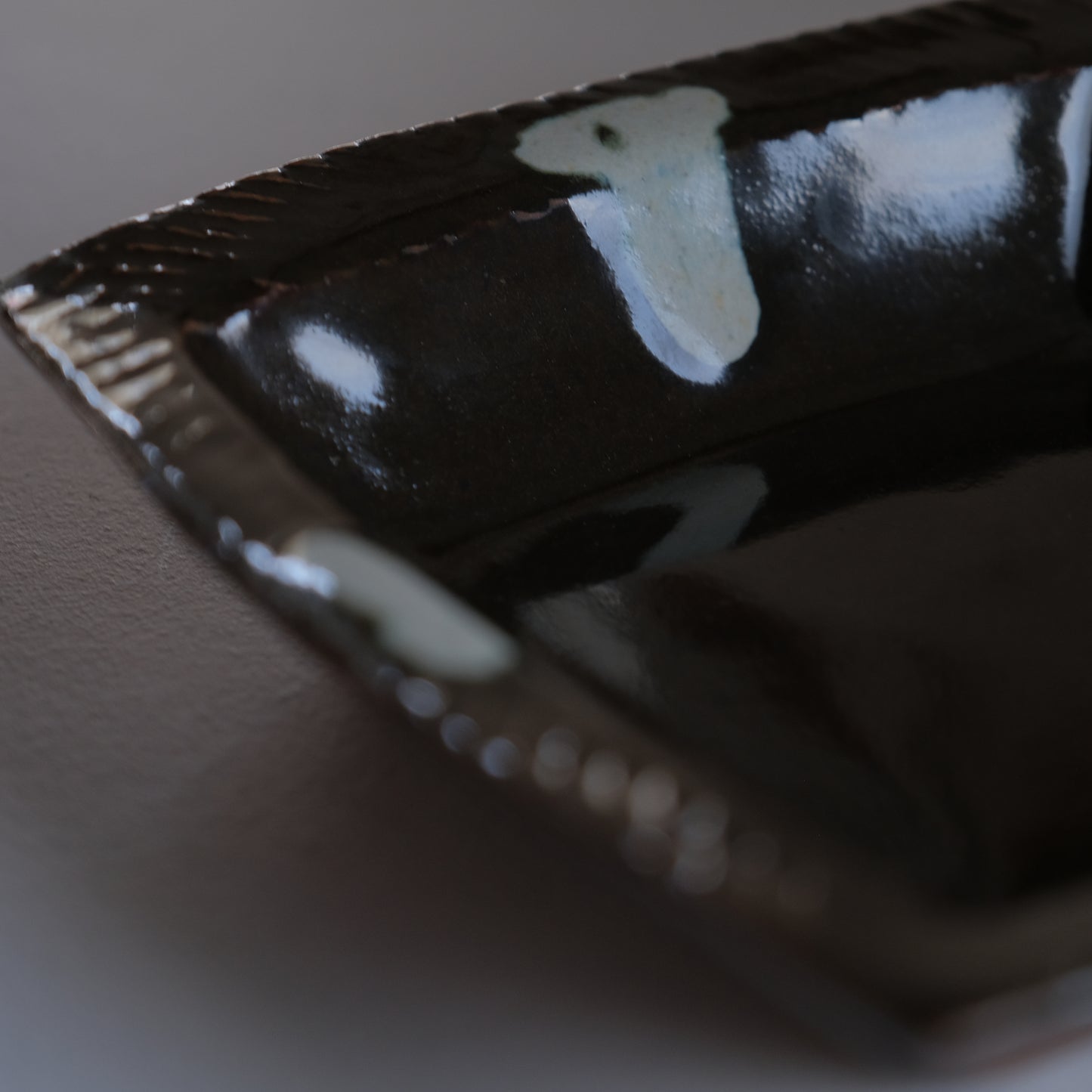 黒釉四方流角鉢 / 武内真木