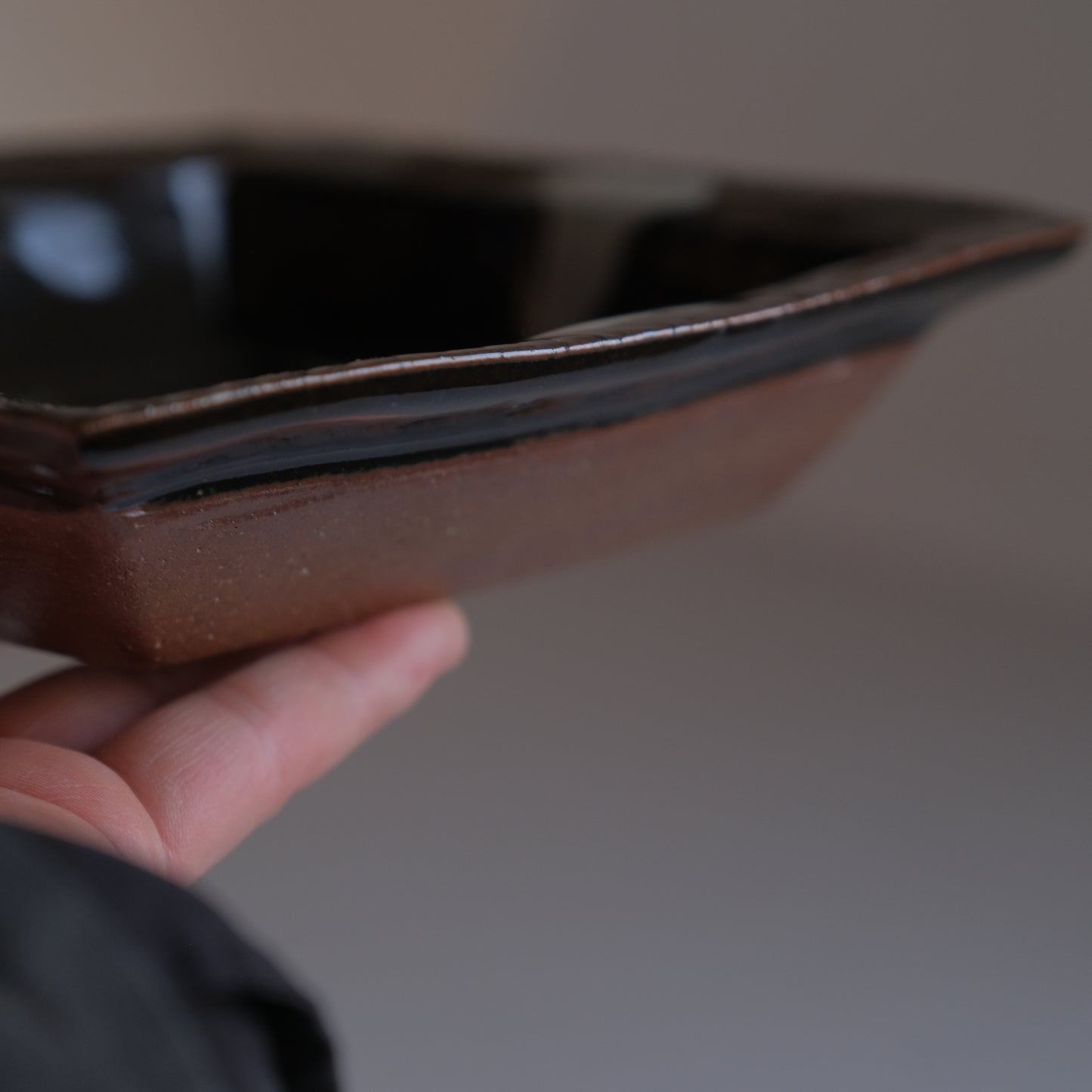 黒釉四方流角鉢 / 武内真木