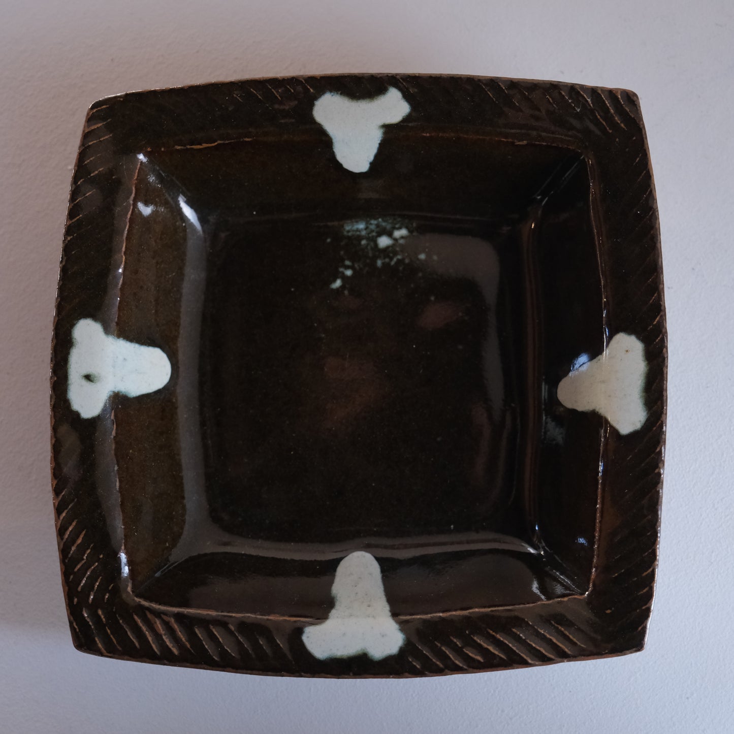 黒釉四方流角鉢 / 武内真木