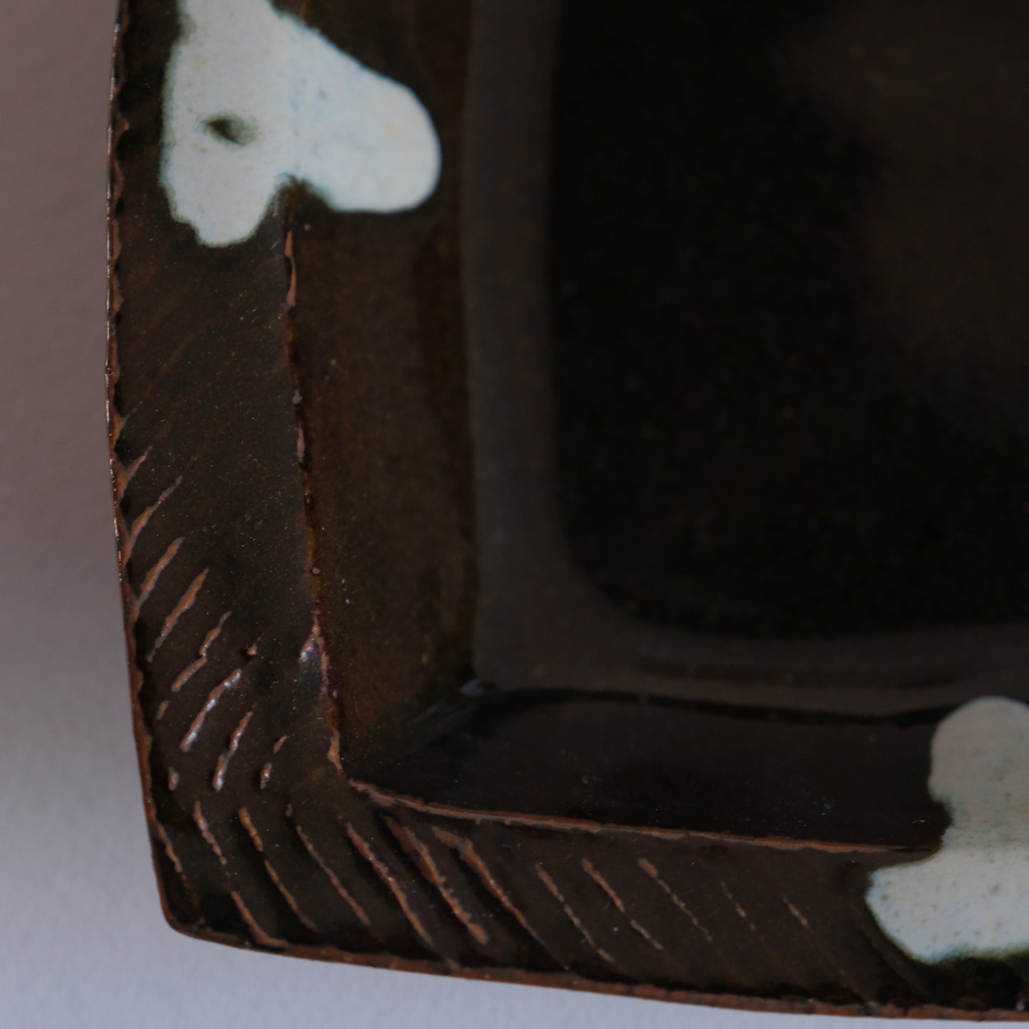 黒釉四方流角鉢 / 武内真木