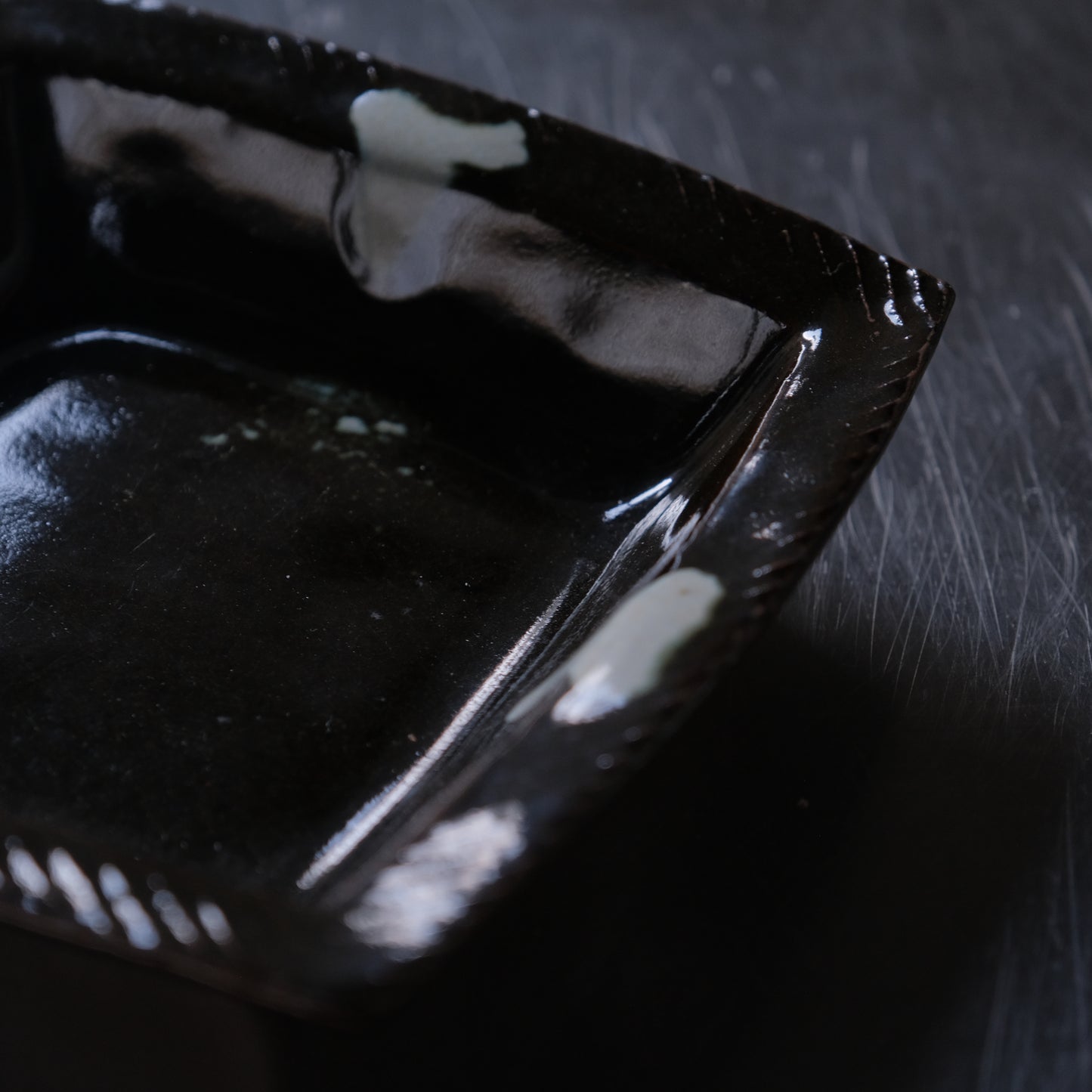 黒釉四方流角鉢 / 武内真木