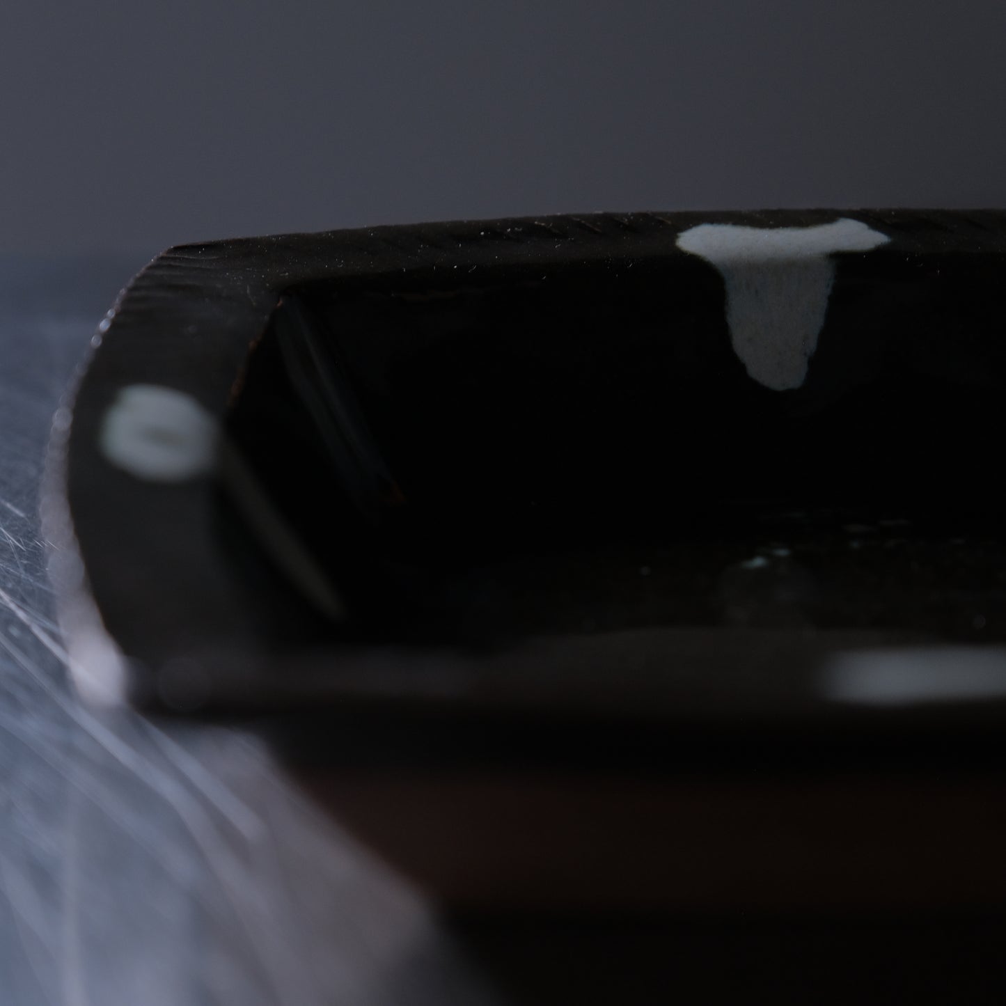 黒釉四方流角鉢 / 武内真木