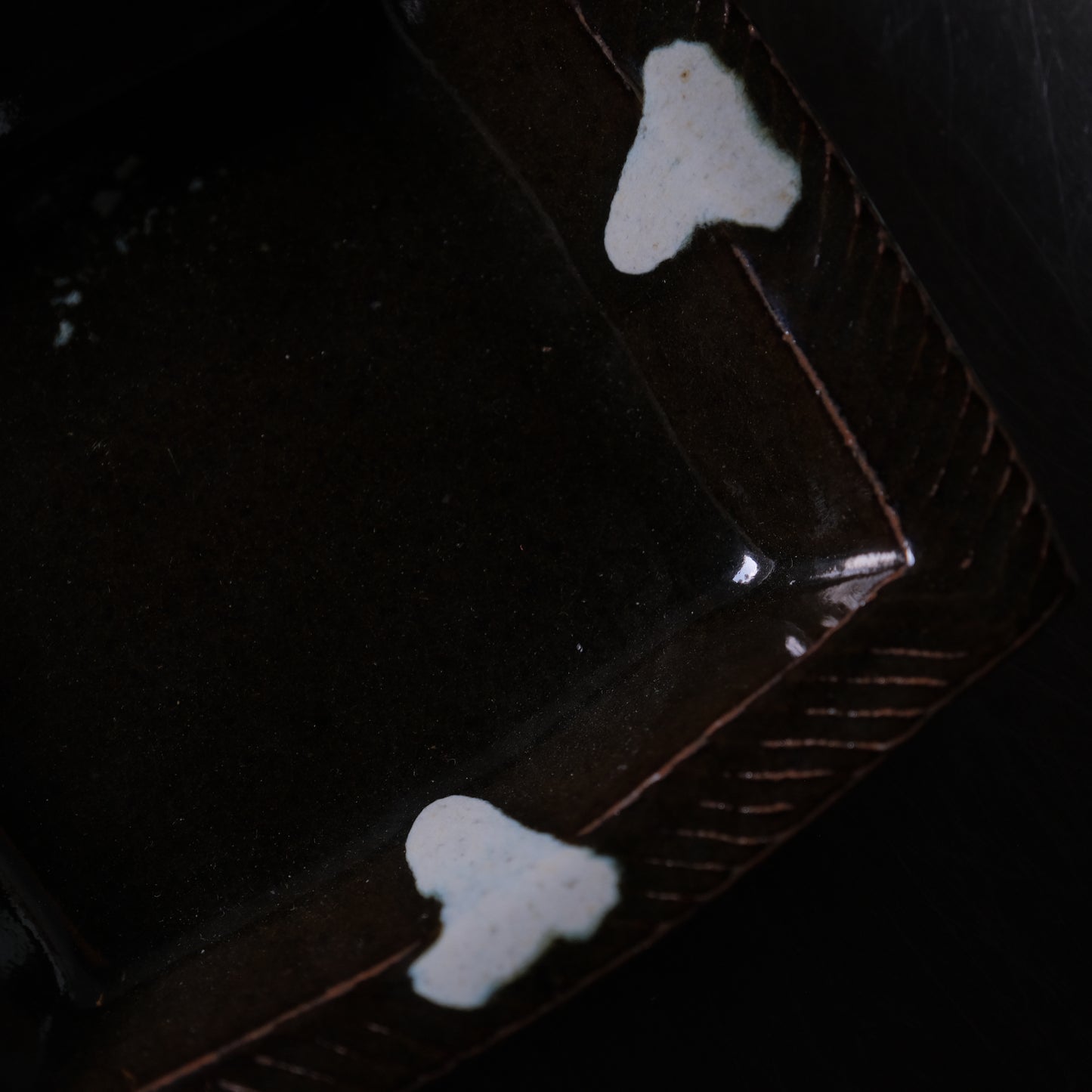 黒釉四方流角鉢 / 武内真木